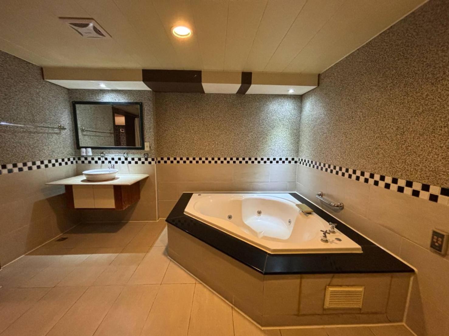 Hua Xiang Motel - Da Chang Гаосюн Екстер'єр фото